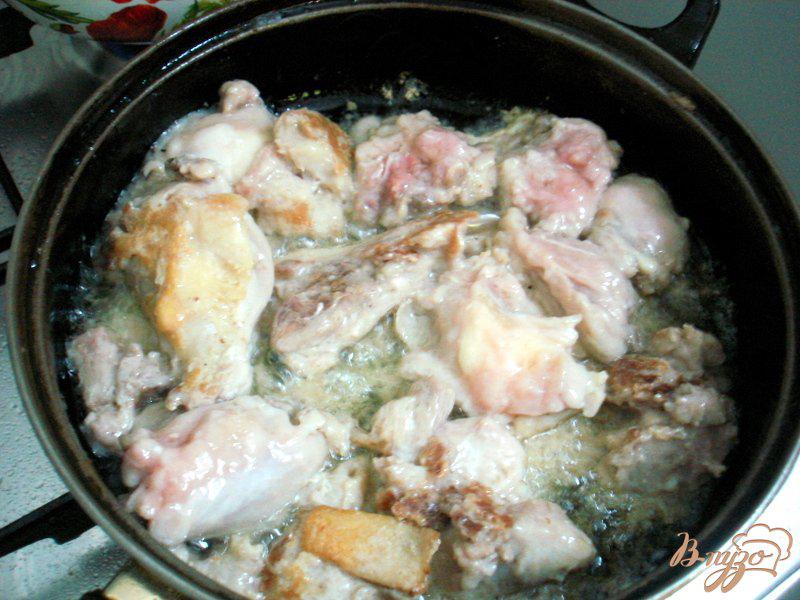Фото приготовление рецепта: Куринные бедра в сметанном соусе шаг №2