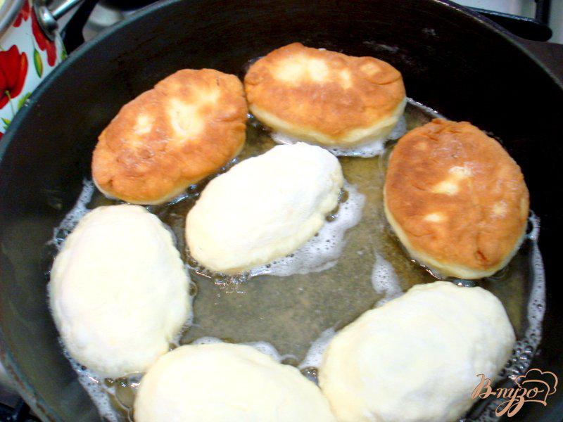 Фото приготовление рецепта: Жареные пирожки на кефире с квашеной капустой шаг №16
