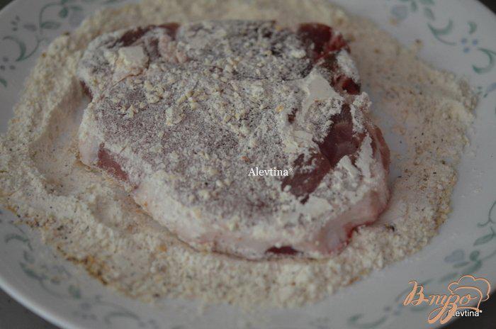 Фото приготовление рецепта: Свиные отбивные в кунжутном семени  и зеленой фасолью шаг №2
