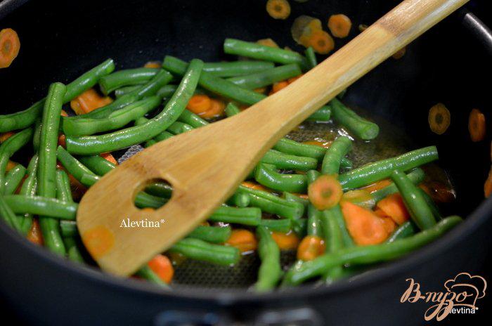 Фото приготовление рецепта: Свиные отбивные в кунжутном семени  и зеленой фасолью шаг №4