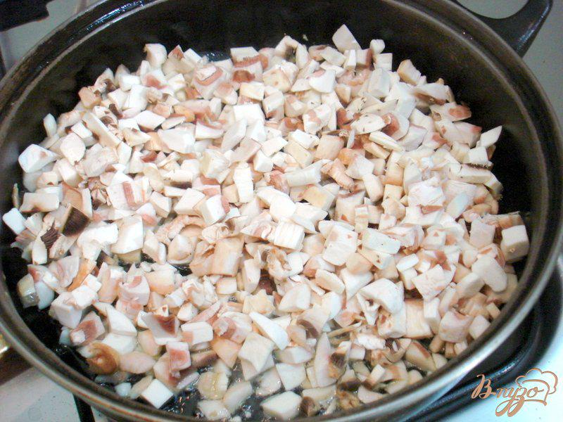 Фото приготовление рецепта: Куриные голени фаршированные фаршем и грибами шаг №2