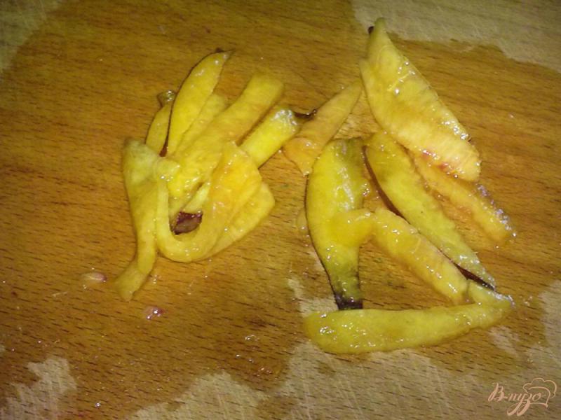 Фото приготовление рецепта: Компот бруснично-персиковый шаг №2