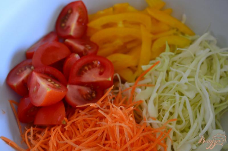 Фото приготовление рецепта: Овощной салат с орешками кешью шаг №2