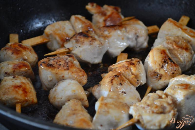 Фото приготовление рецепта: Шашлычки из куриного мяса на сковороде шаг №3