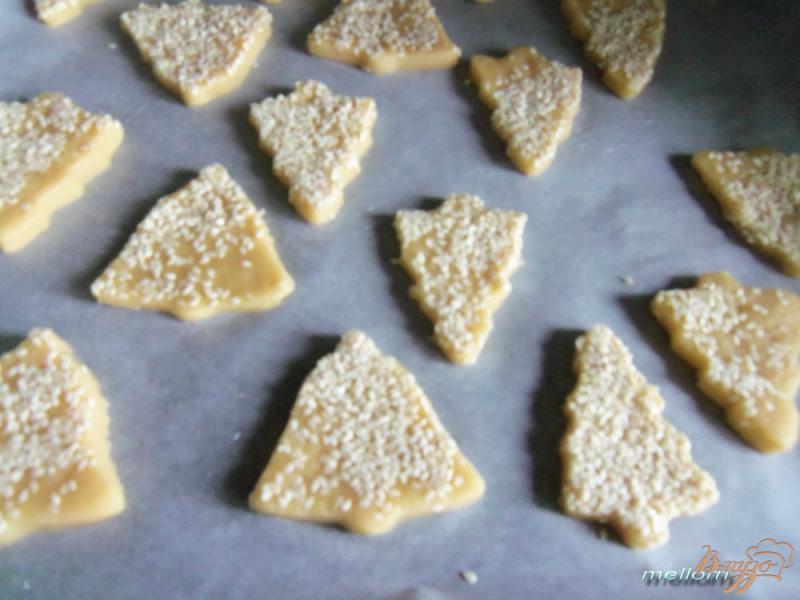 Фото приготовление рецепта: Печенье с кунжутом и малиновым ароматом шаг №6