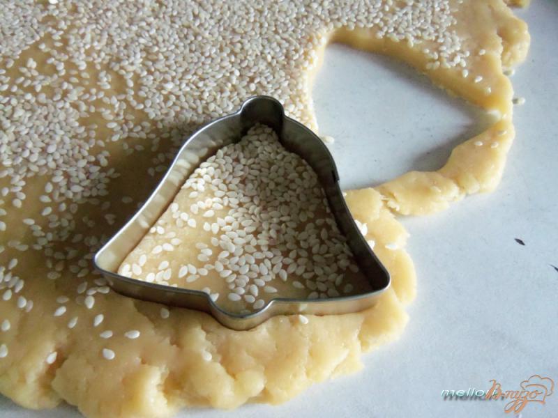 Фото приготовление рецепта: Печенье с кунжутом и малиновым ароматом шаг №5