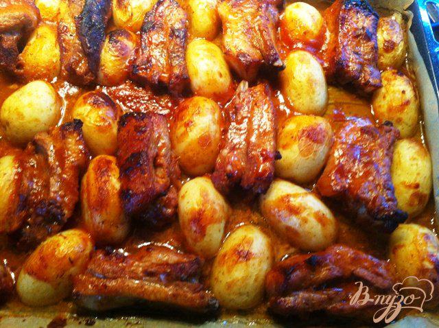 Фото приготовление рецепта: Свиные ребра в кисло-сладком маринаде с картофелем шаг №14