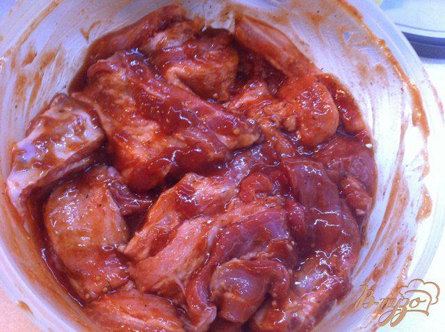 Фото приготовление рецепта: Свиные ребра в кисло-сладком маринаде с картофелем шаг №8