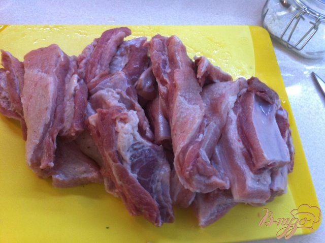 Фото приготовление рецепта: Свиные ребра в кисло-сладком маринаде с картофелем шаг №2