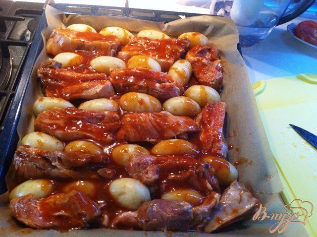 Фото приготовление рецепта: Свиные ребра в кисло-сладком маринаде с картофелем шаг №12