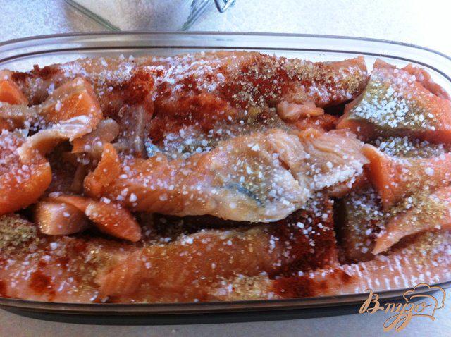 Фото приготовление рецепта: Слабосоленый лосось в вустерском соусе шаг №4