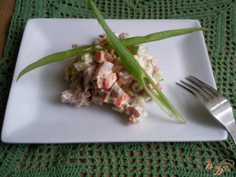 Фото приготовление рецепта: Салат с копченой красной рыбой шаг №4