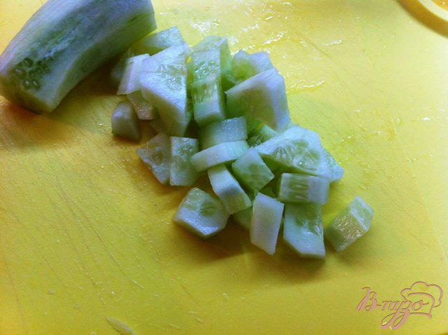 Фото приготовление рецепта: Салат с овощами, семгой и водорослями чука шаг №6