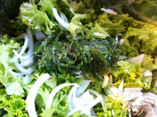 Фото приготовление рецепта: Салат с овощами, семгой и водорослями чука шаг №5