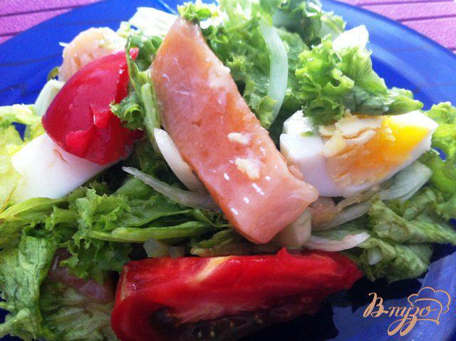 Фото приготовление рецепта: Салат с овощами, семгой и водорослями чука шаг №15