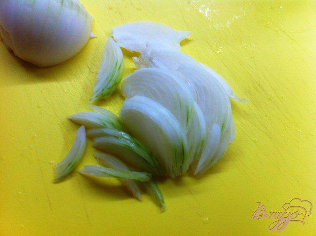 Фото приготовление рецепта: Салат с овощами, семгой и водорослями чука шаг №3