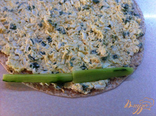 Фото приготовление рецепта: Сырный салат в пшеничной лепешке шаг №8