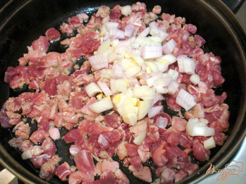 Фото приготовление рецепта: Пирожки с мясом на айране, или кефире шаг №4