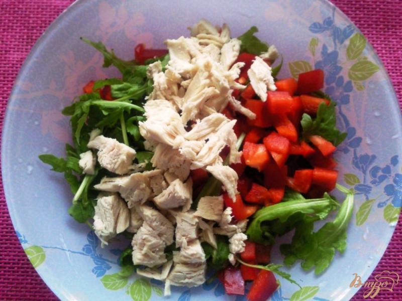 Фото приготовление рецепта: Салат с куриной грудкой и сливами шаг №2