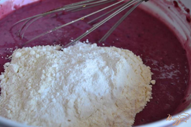 Фото приготовление рецепта: Ежевичный кекс на оливковом масле шаг №3
