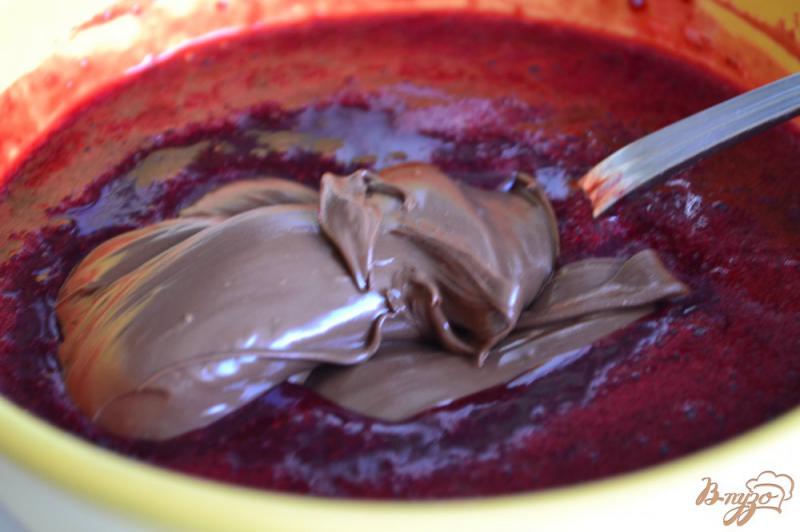Фото приготовление рецепта: Мороженое из ежевики с шоколадной пастой шаг №3