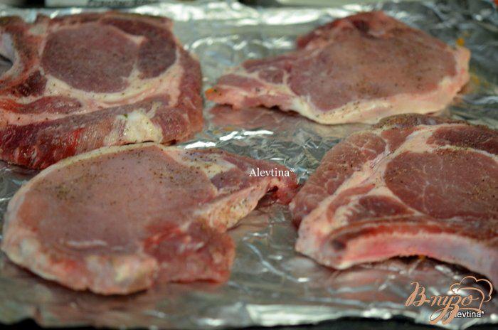 Фото приготовление рецепта: Свиные котлеты с клюквенным соусом шаг №1