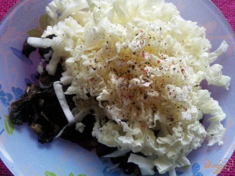 Фото приготовление рецепта: Салат из фасоли и грибов шаг №3