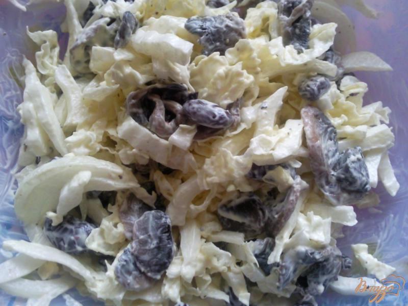 Фото приготовление рецепта: Салат из фасоли и грибов шаг №4