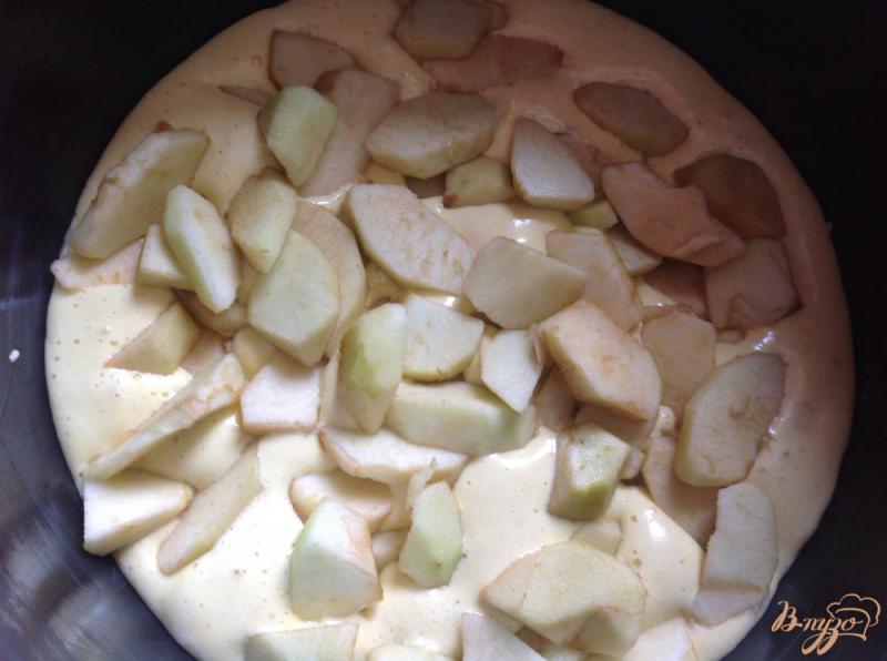 Фото приготовление рецепта: Бисквит с яблоками в мультиварке шаг №5
