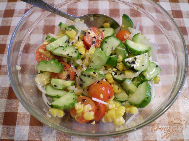 Фото приготовление рецепта: Овощной салат с кукурузой шаг №7
