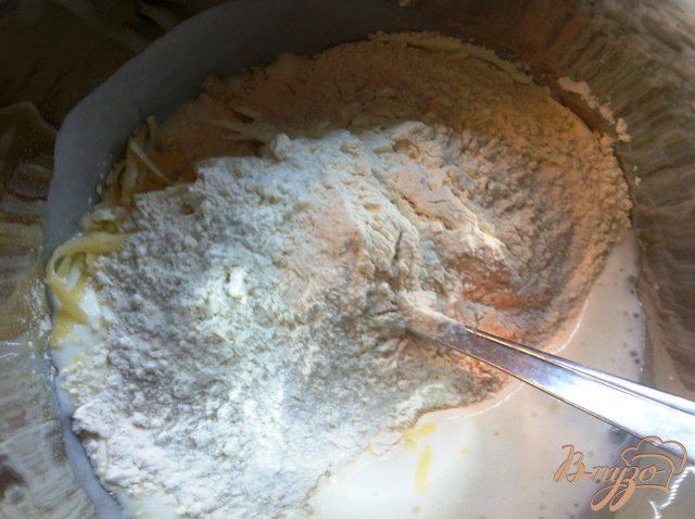 Фото приготовление рецепта: Сырные лепешки с колбасой шаг №3