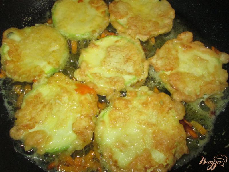 Фото приготовление рецепта: Кабачки в кляре с чесноком и морковью шаг №5