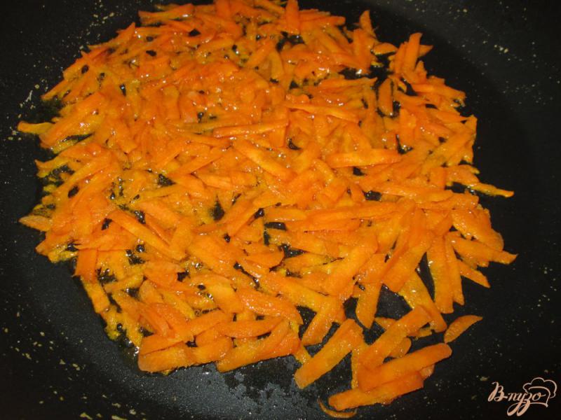 Фото приготовление рецепта: Кабачки в кляре с чесноком и морковью шаг №7