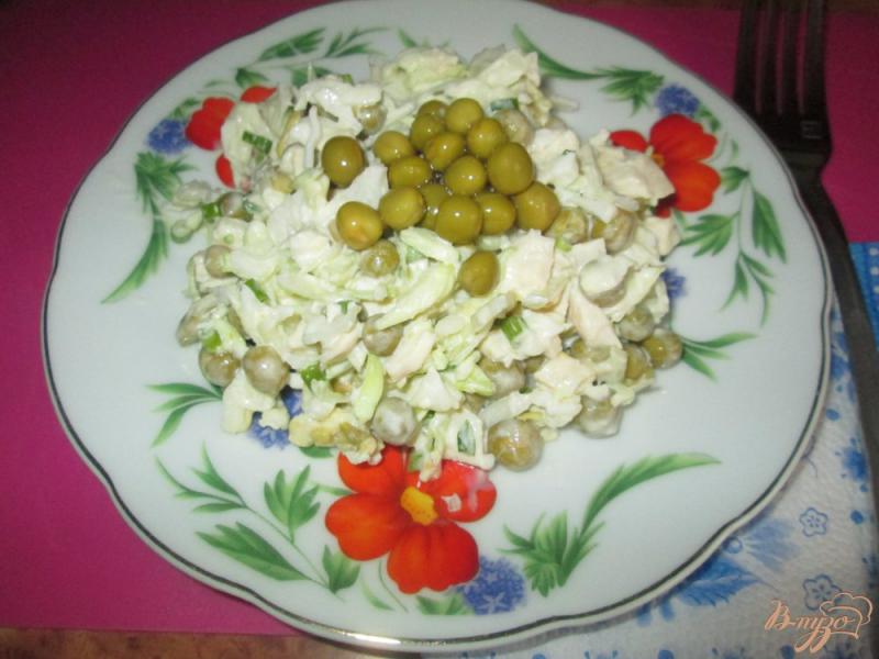 Фото приготовление рецепта: Салат с капустой, яйцом и курицей шаг №9