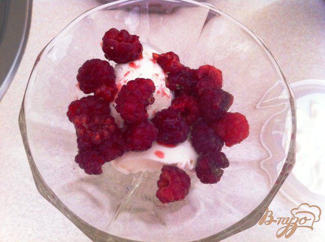 Фото приготовление рецепта: Десерт из мороженого с ягодами шаг №2