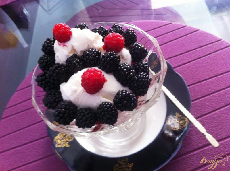 Фото приготовление рецепта: Десерт из мороженого с ягодами шаг №5