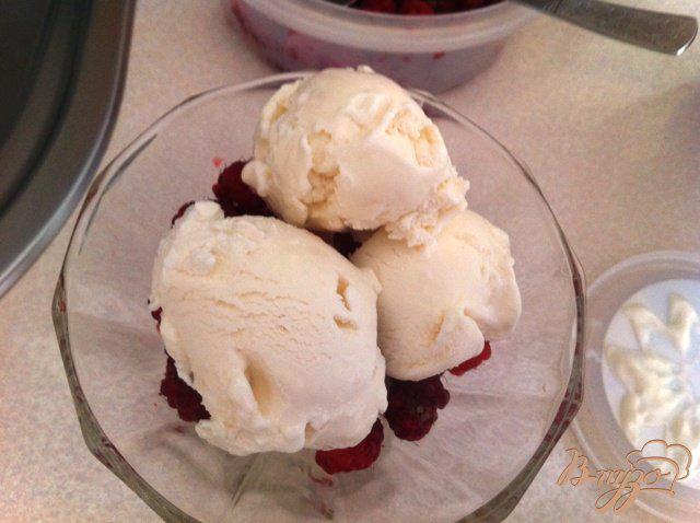 Фото приготовление рецепта: Десерт из мороженого с ягодами шаг №3
