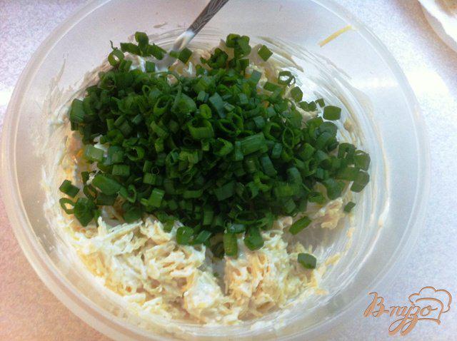 Фото приготовление рецепта: Канапе с сырным салатом и чесноком шаг №3