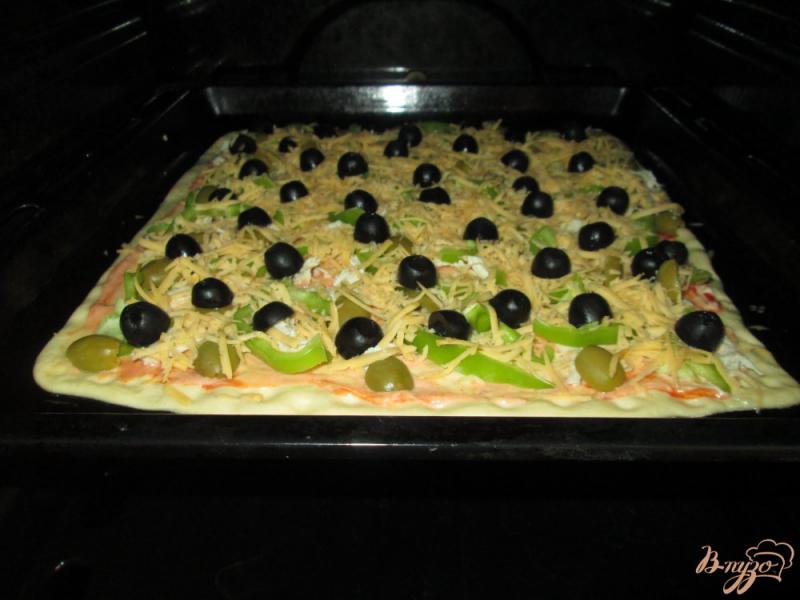Фото приготовление рецепта: Пицца с оливками, курицей и болгарским перцем шаг №8