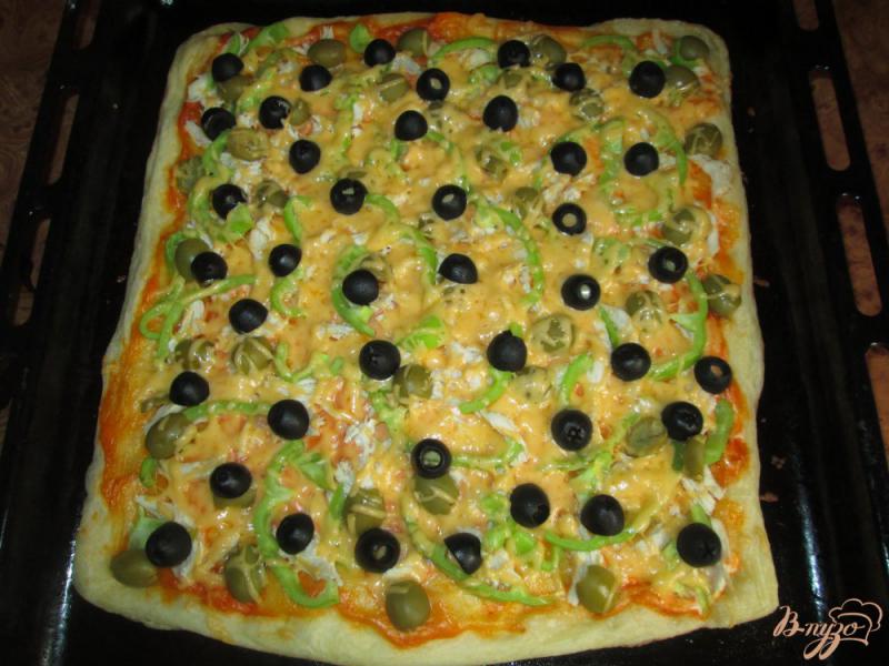 Фото приготовление рецепта: Пицца с оливками, курицей и болгарским перцем шаг №9