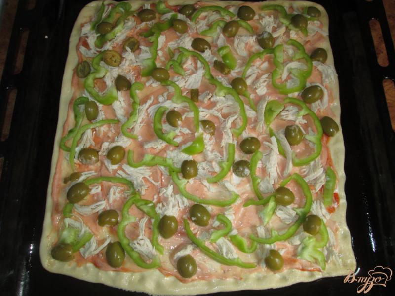 Фото приготовление рецепта: Пицца с оливками, курицей и болгарским перцем шаг №5
