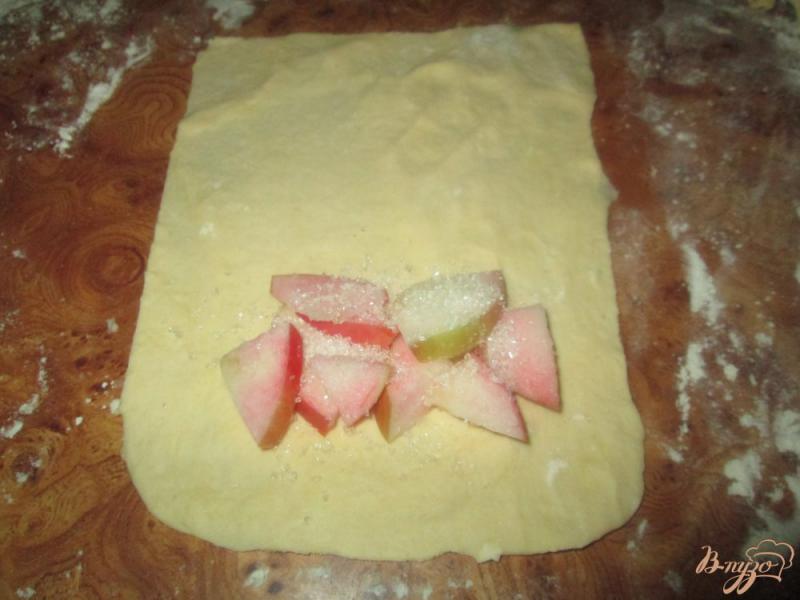 Фото приготовление рецепта: Слойки с яблоками шаг №2