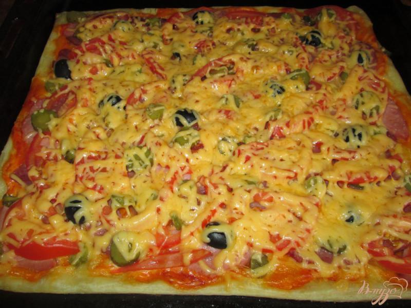 Фото приготовление рецепта: Пицца с тремя видами колбасы шаг №8