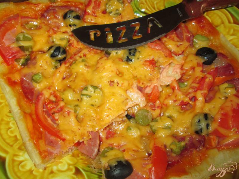 Фото приготовление рецепта: Пицца с тремя видами колбасы шаг №9