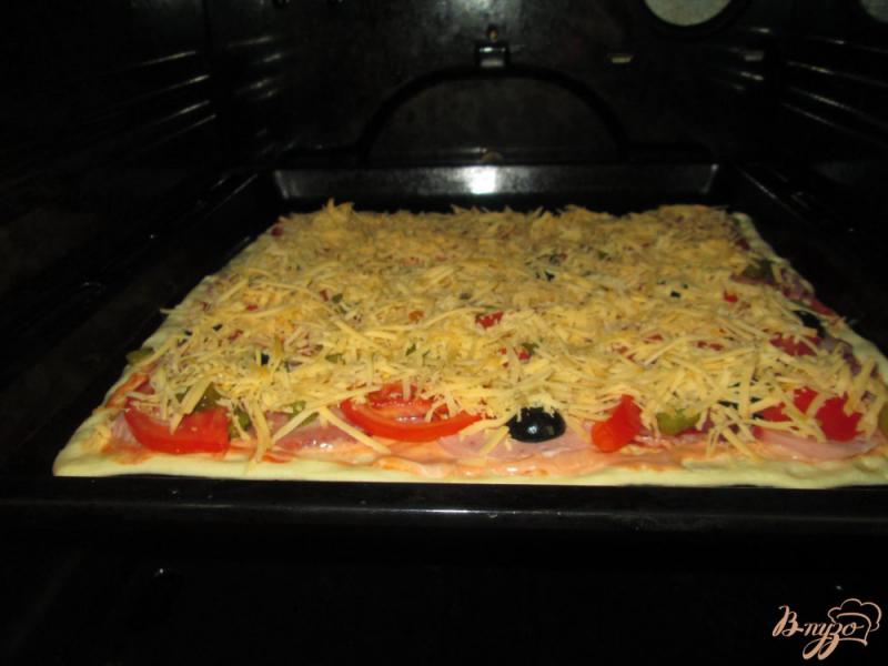 Фото приготовление рецепта: Пицца с тремя видами колбасы шаг №7