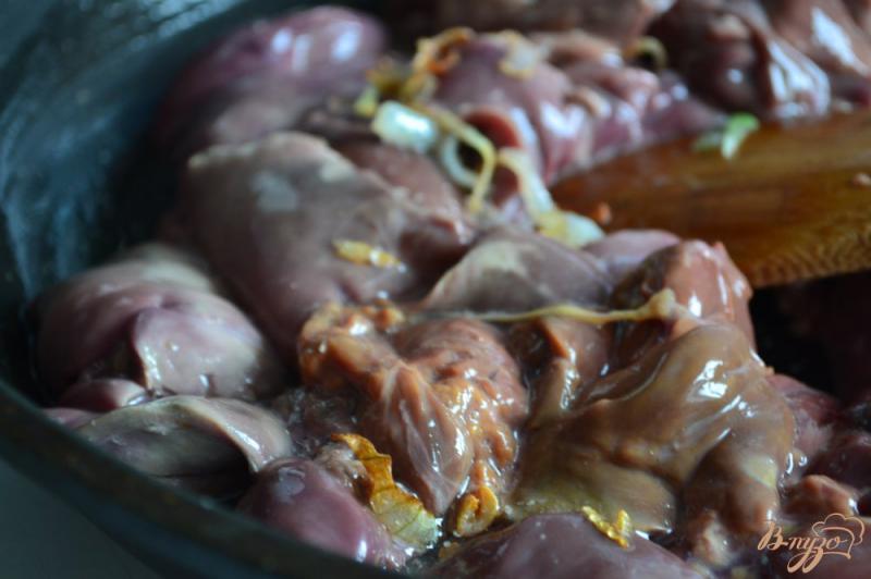 Фото приготовление рецепта: Куриная печень с  кусочками персика шаг №3
