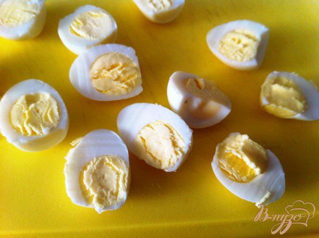 Фото приготовление рецепта: Закуска из перепелиных яиц и икры шаг №3