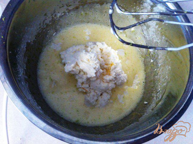 Фото приготовление рецепта: Орешки с сырным кремом и ягодами шаг №2