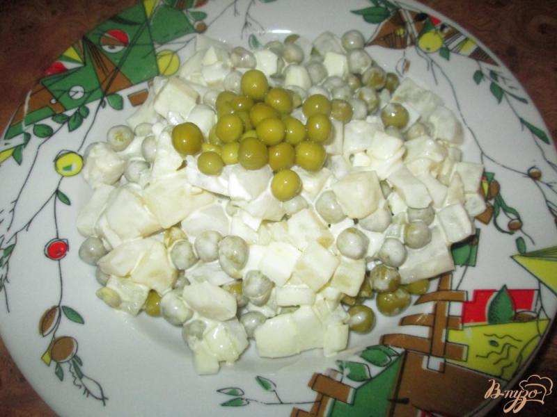 Фото приготовление рецепта: Салат с кальмаром, картофелем и зеленым горошком шаг №8