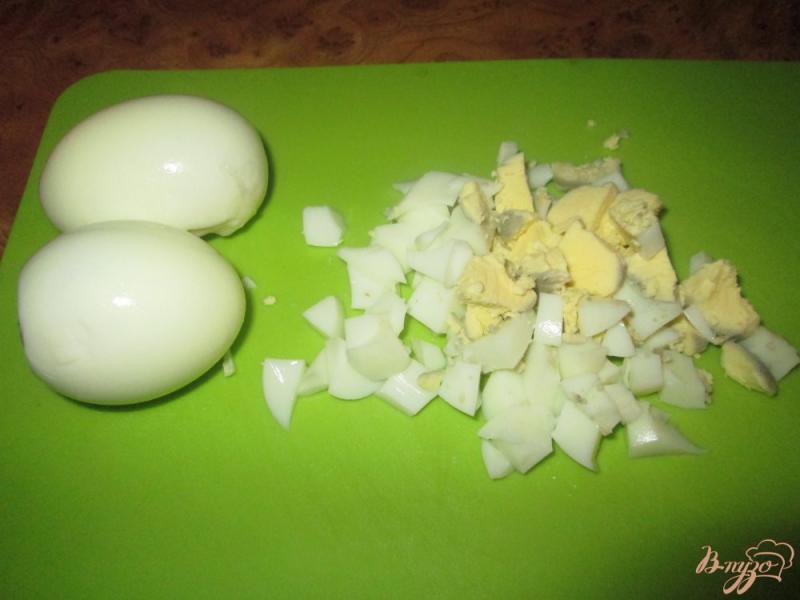 Фото приготовление рецепта: Салат с кальмаром, картофелем и зеленым горошком шаг №4